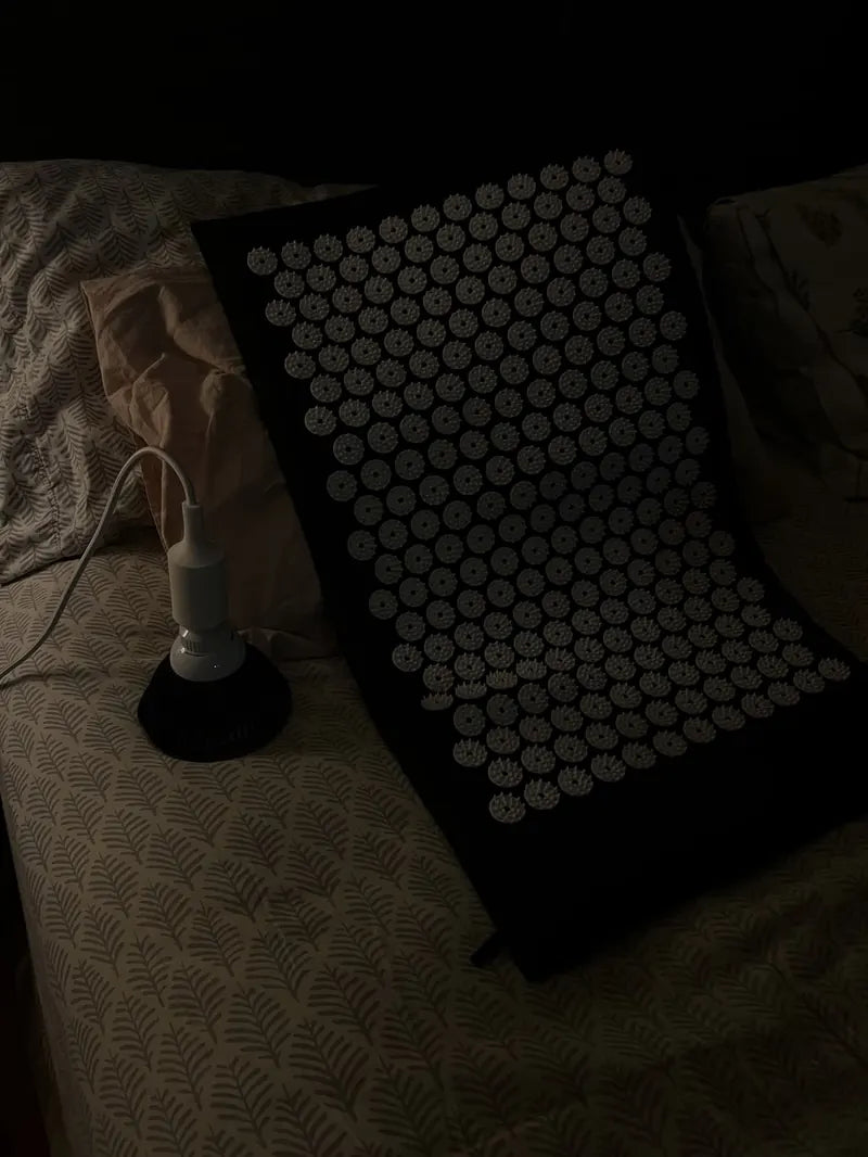 Akupressurmatte am Abend auf dem Bett